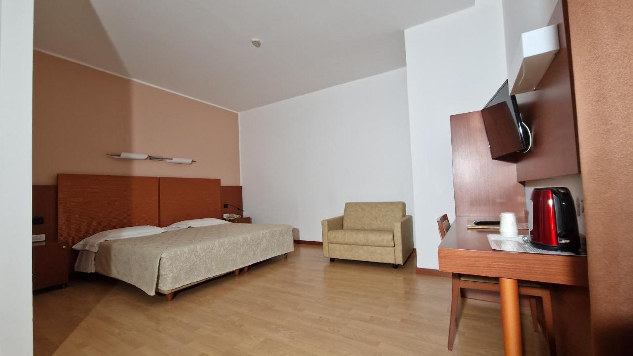 Bella Italia Palace Hotel Novara Bagian luar foto