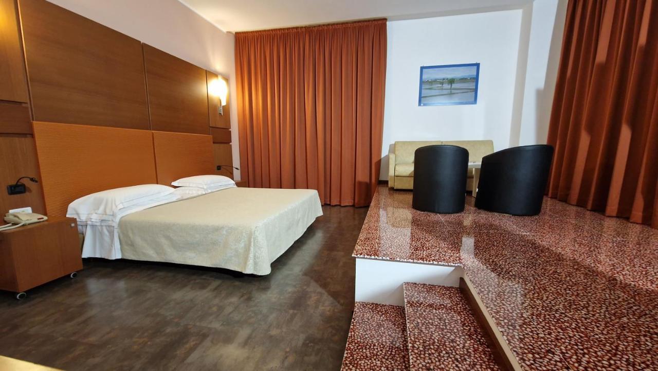 Bella Italia Palace Hotel Novara Bagian luar foto