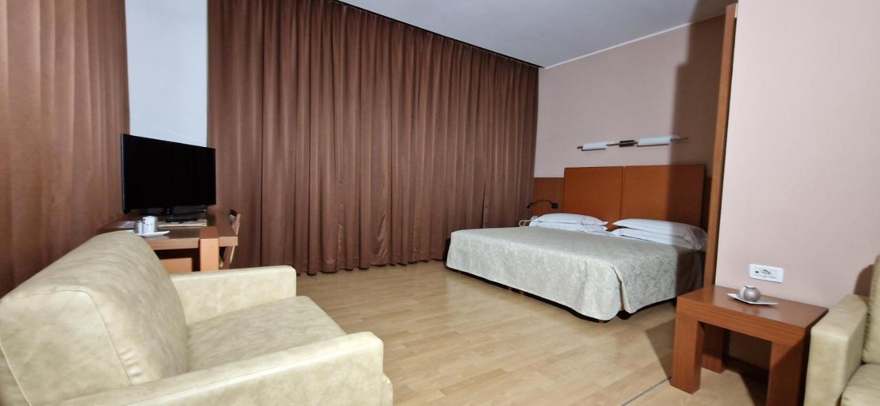Bella Italia Palace Hotel Novara Bagian luar foto