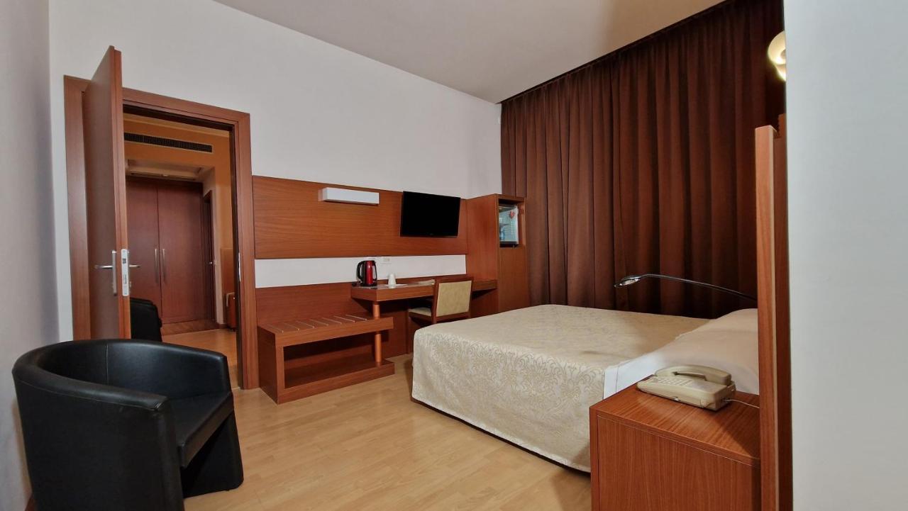 Bella Italia Palace Hotel Novara Bagian luar foto