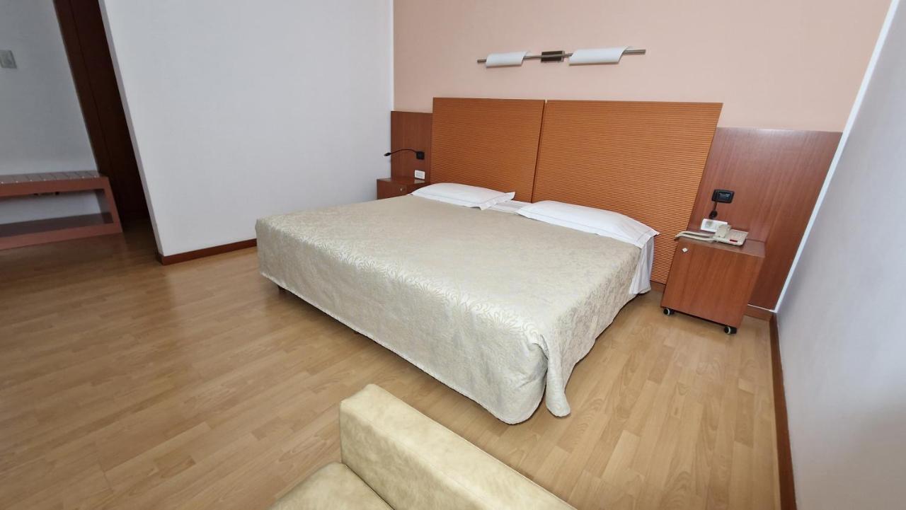 Bella Italia Palace Hotel Novara Bagian luar foto