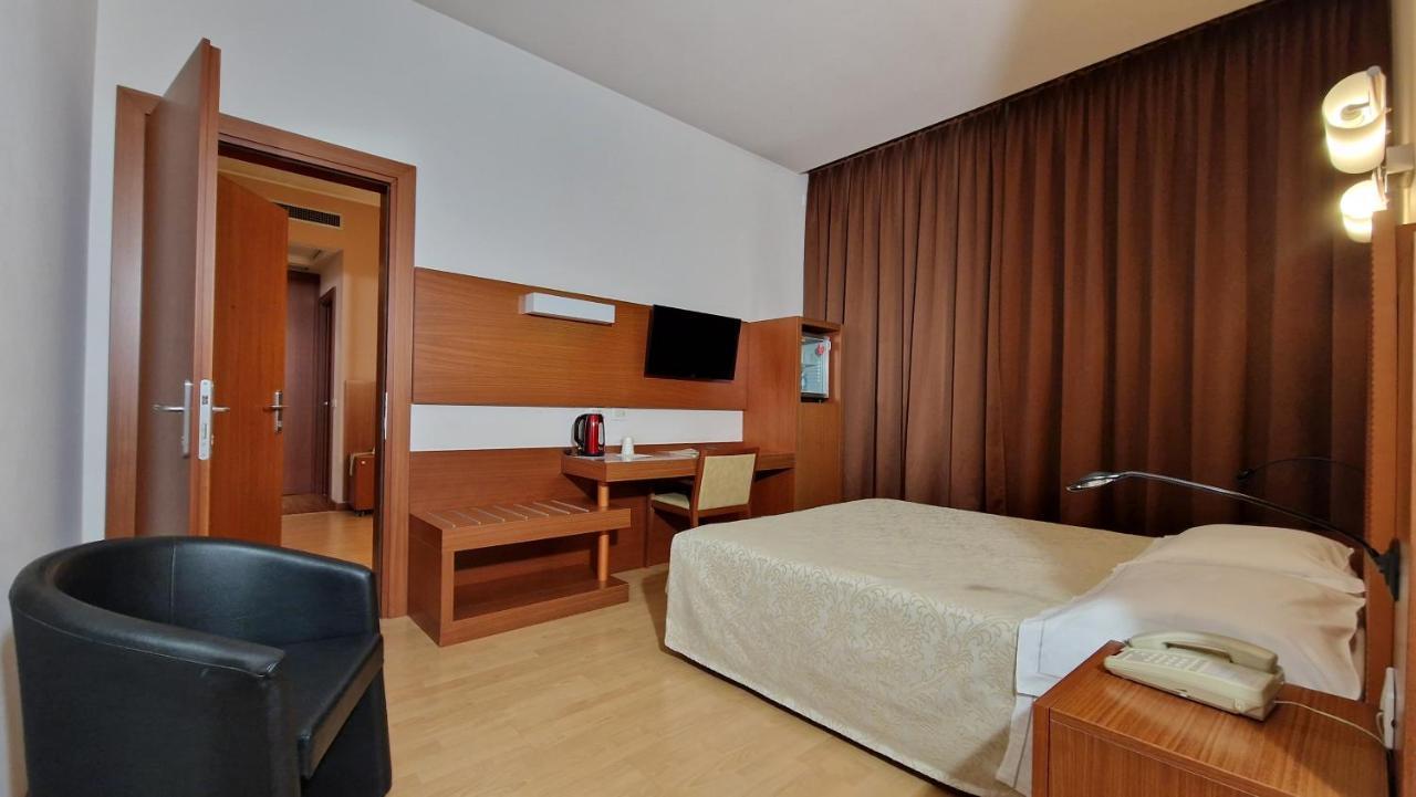 Bella Italia Palace Hotel Novara Bagian luar foto