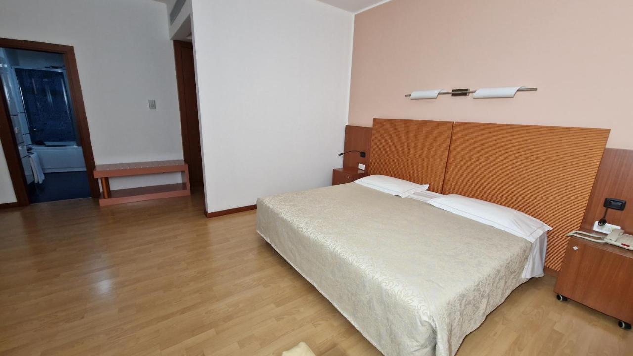Bella Italia Palace Hotel Novara Bagian luar foto