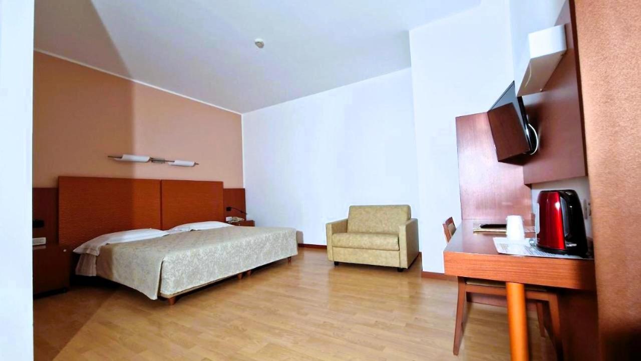 Bella Italia Palace Hotel Novara Bagian luar foto